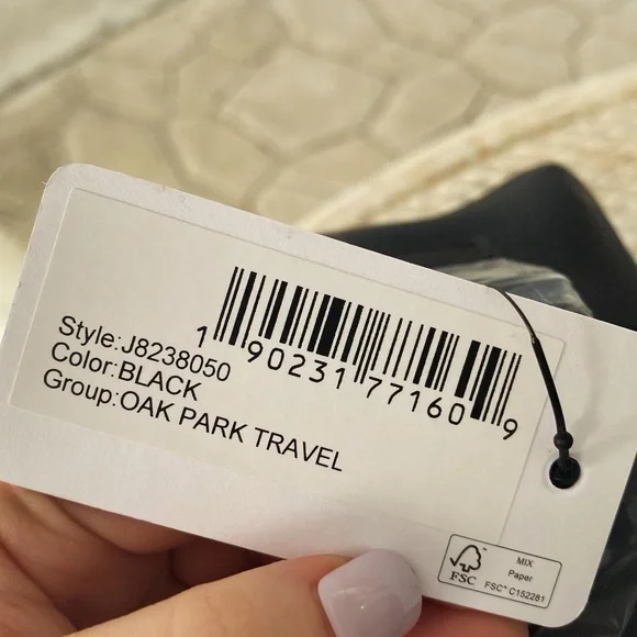 NWT Guess Woman's small cosmetic black bag - Picture 9 of 9